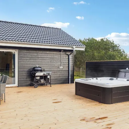 Beautiful In With Kitchen Holiday home